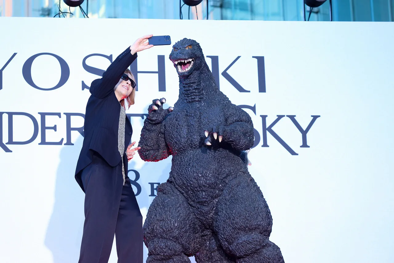 【写真】超激レア！YOSHIKIとゴジラの自撮りツーショットタイム