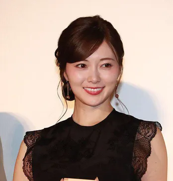 白石麻衣、丸型のメガネをかけた美しい表情に「ミスメガネ!こんなにメガネが似合う人はいない」の声
