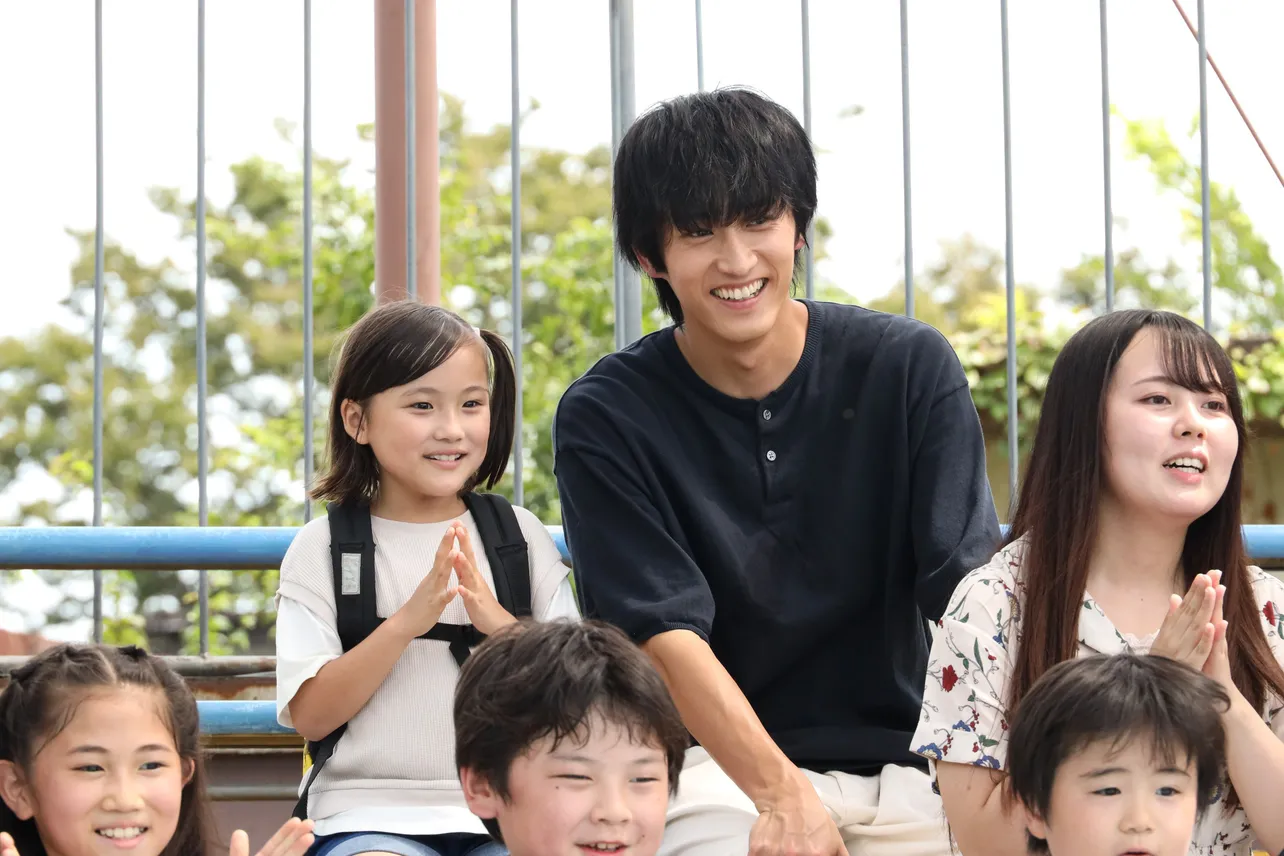 【写真】“二人の笑顔に癒される”…杉野遥亮＆宮崎莉里沙、動物園を楽しむ