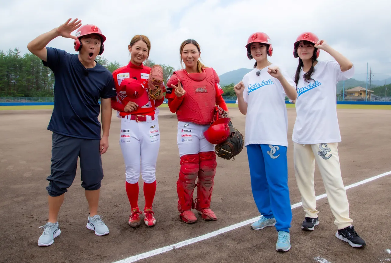 【写真】「はつかいちサンブレイズ」の磯崎由加里投手・村松珠希選手を囲むSTU48・瀧野由美子＆福田朱里とココリコ遠藤章造