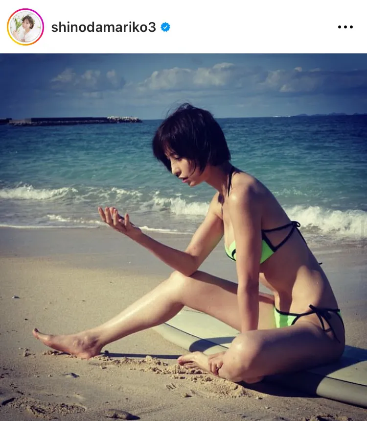 美胸元の膨らみあらわ…篠田麻里子、引き締まったスレンダーボディ際立つ水着姿を披露