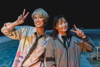 白岩瑠姫&久間田琳加、“色鮮やかな世界”での仲良し場面写真&オフショット解禁<夜が明けたら、いちばんに君に会いにいく>