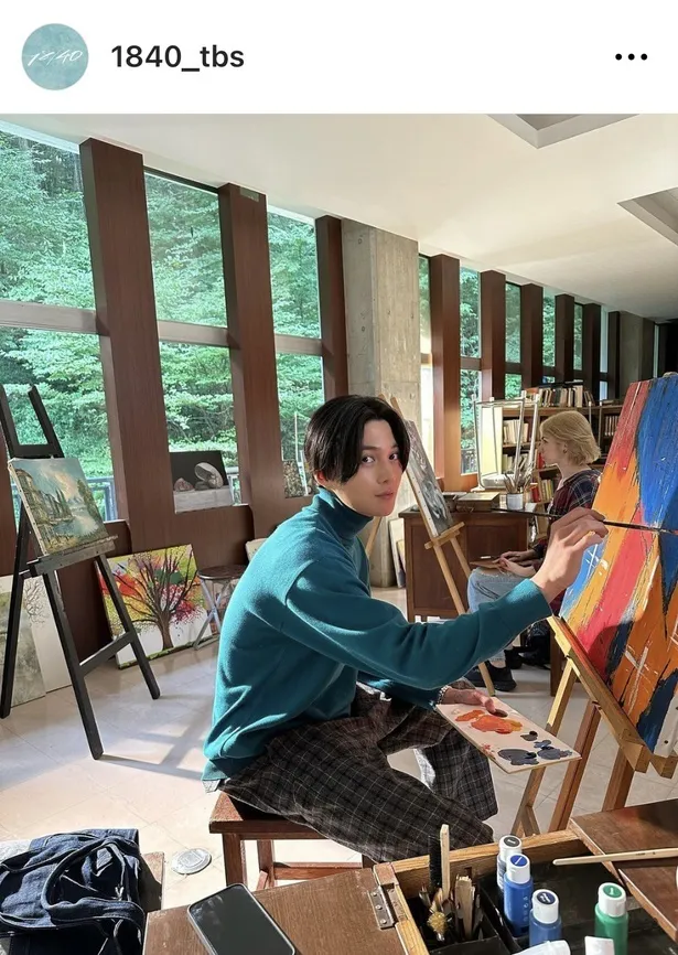 【写真】八木勇征、“キャンパスに描く姿も絵になる”オフショット