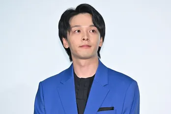 中村倫也“太郎”、半パン姿でティータイムを満喫　オフ感満載ショットに反響「田舎の好青年感半端ない」＜ハヤブサ消防団＞