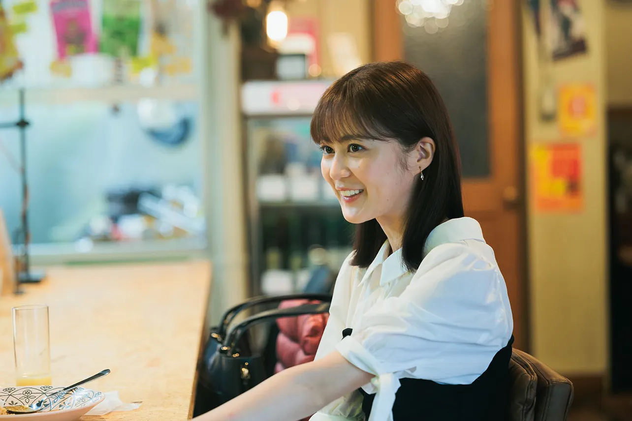 【写真】「パイレオ」で談笑する生田絵梨花“美和子”