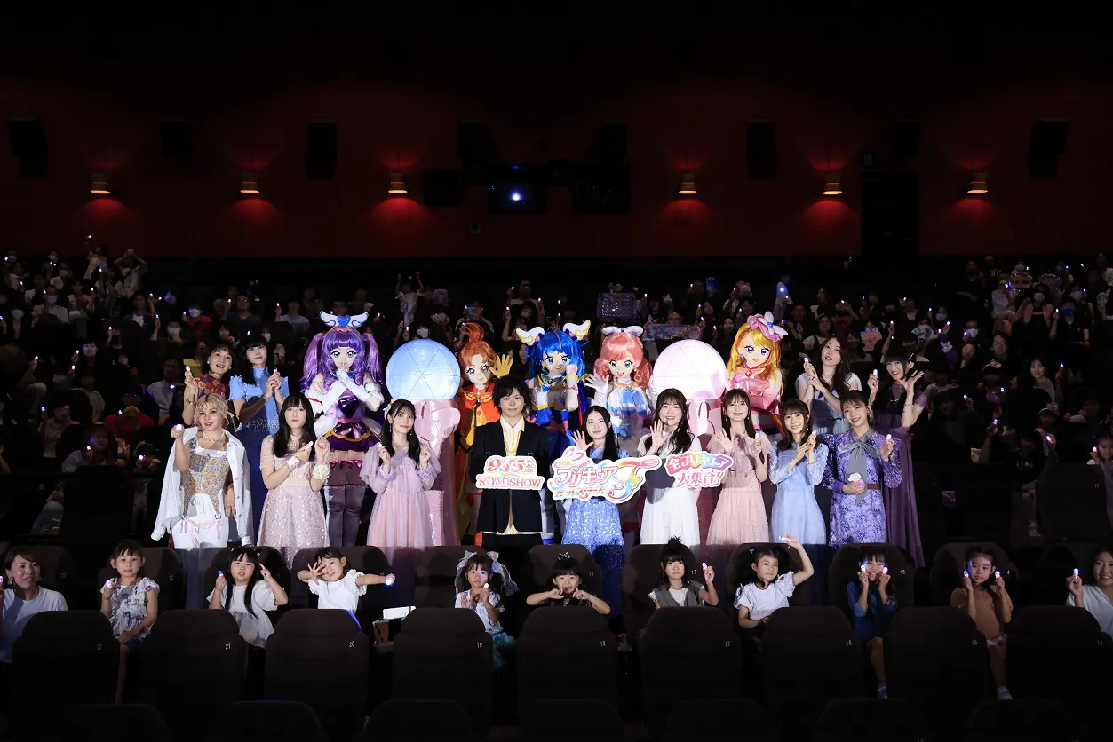 【写真】加隈亜衣ら13人の声優＆プリキュア大集結…観客に囲まれて集合ショット