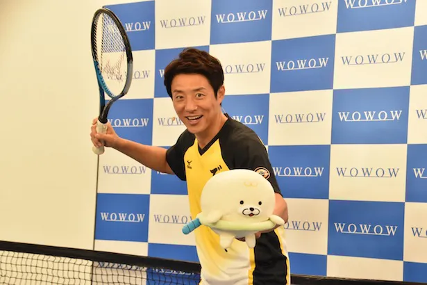 松岡修造、番組キャラクター“テニス太郎”を手に持ちテニスの構え！