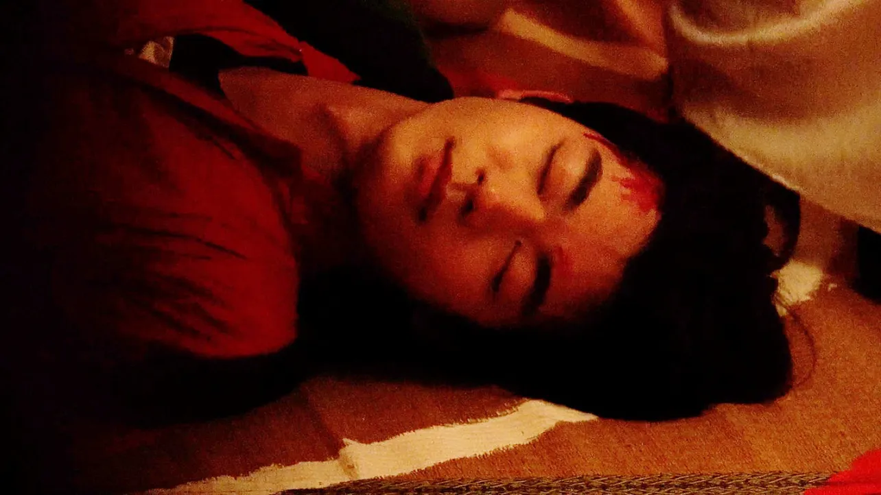 【写真】頭から血を流して倒れる吉澤要人“コウキ”