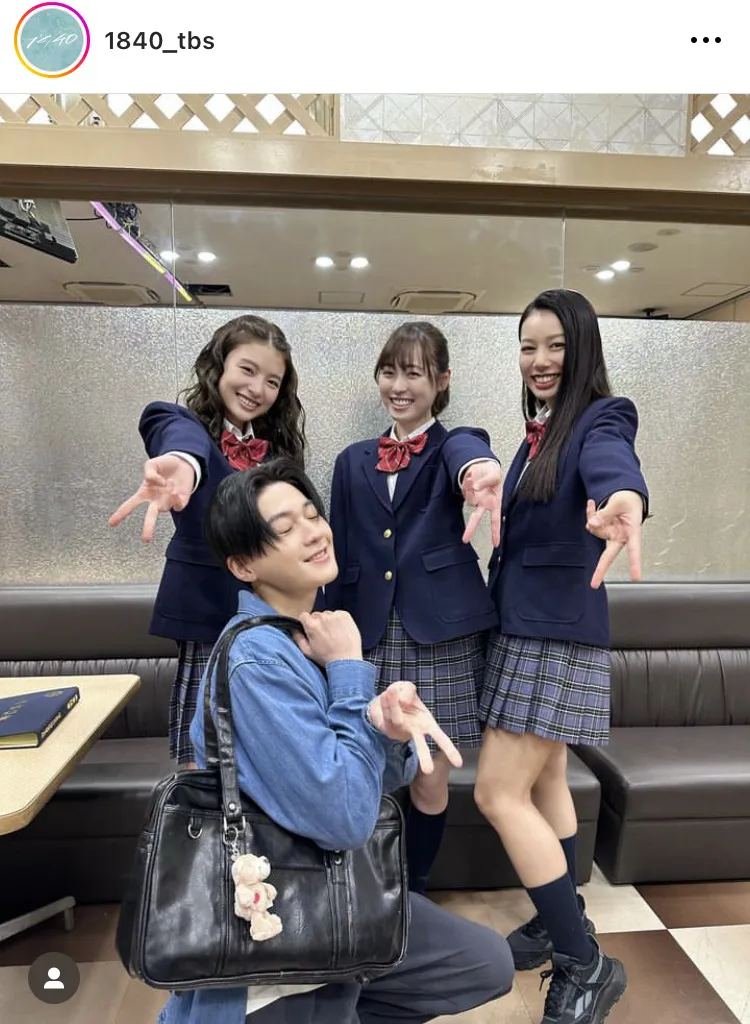 八木勇征、女子高校生3人組と一緒にギャルピース