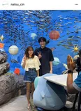 “身長差たまらない”森七菜＆間宮祥太朗、水族館デートでのオフショットに満面の笑み「お似合い」の声＜真夏のシンデレラ＞