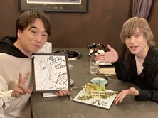 岡本信彦、関智一の51歳の誕生日を高級焼き肉店でおもてなし　関の芝居論「うそのない芝居をすればいい」＜声優と夜あそび＞