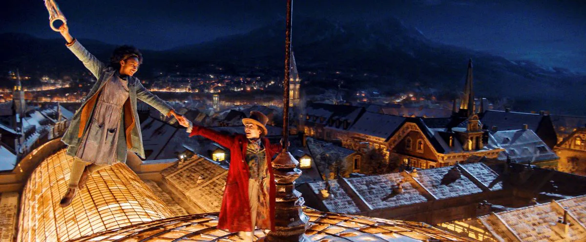  【写真】ティモシー・シャラメ演じる“ウィリー・ウォンカ”が輝く夜空のなか手を繋いで歌う