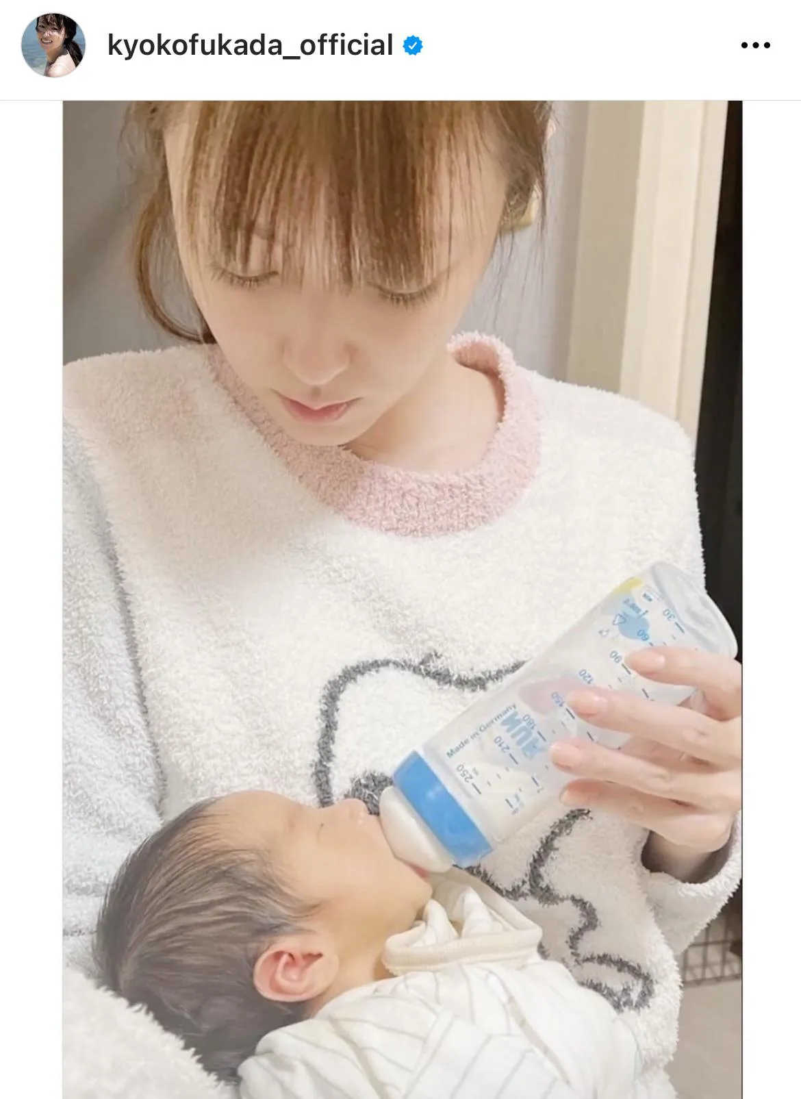 妹の赤ちゃんを抱く母性溢れる姿を披露する深田恭子