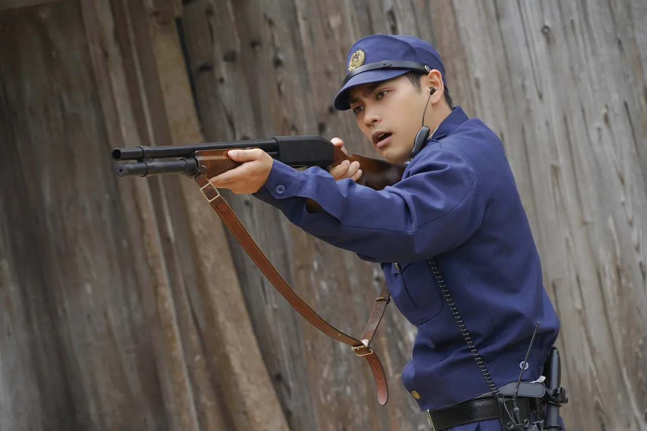  【写真】狂気にむしばまれる村で銃を構える柳楽優弥