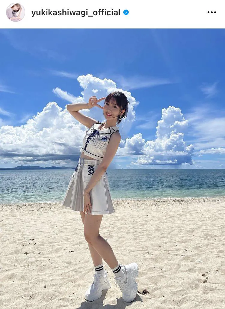 【写真】柏木由紀、ミニスカ×ノースリーブ衣装で爽やかすぎる海ショット