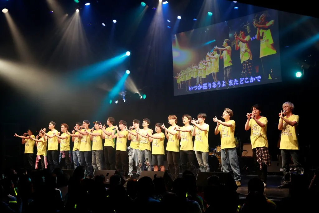 アンコールでステージに登場したメンバーは、「青春のプレステージ」を歌う