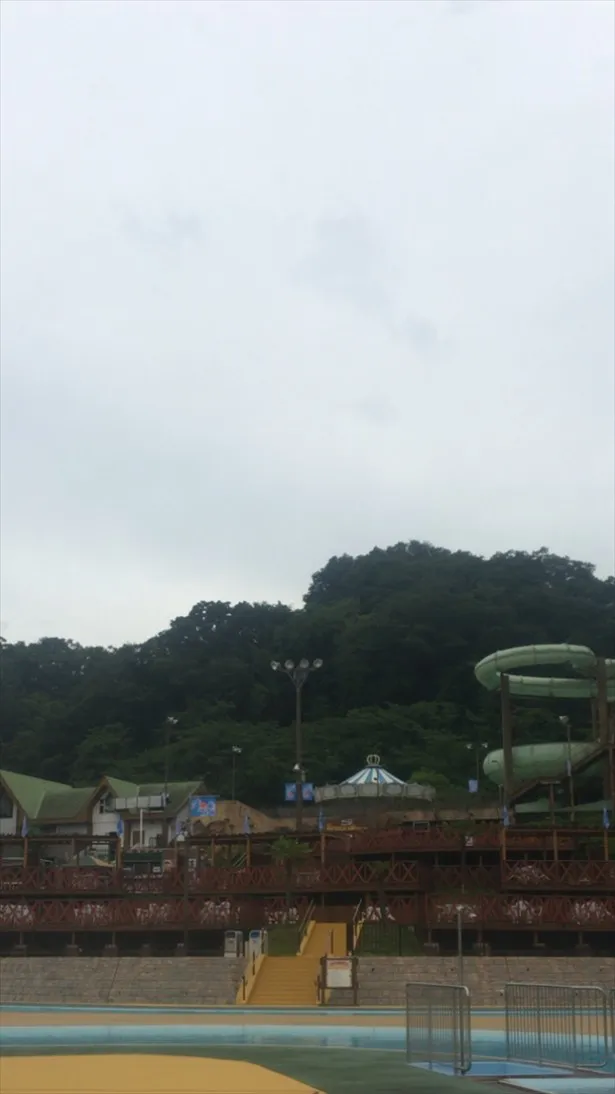 【写真を見る】水着ロケが行われた東京サマーランド。Mr.KING、HiHi Jet、東京B少年ら人気ジャニーズJr.が集結