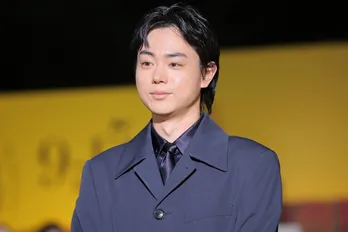 菅田将暉、安定の“整”ショットに「相変わらず似合いすぎ」「しっくりくる」の声<ミステリと言う勿れ>