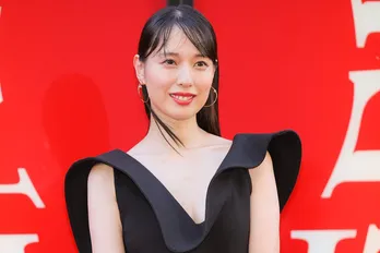半分以上見えてる…戸田恵梨香、大胆に背中が開いた上品なドレス姿にファン歓喜