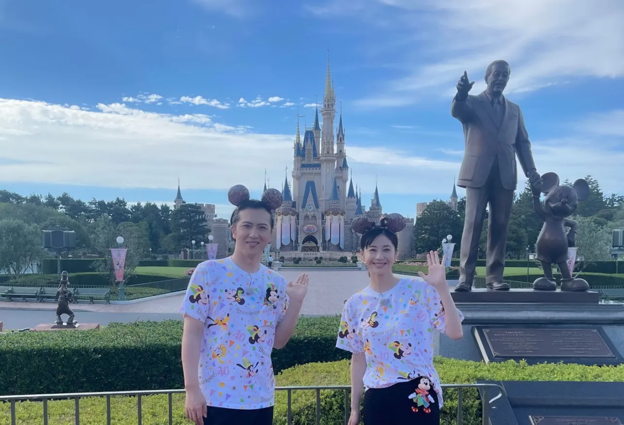 【写真】ペアルックのTシャツで東京ディズニーリゾートを満喫する尾上松也＆松本若菜