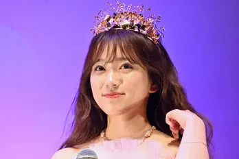 矢吹奈子、ティアラを付けてお姫様のようなドレスで登場「桃をイメージしたカラーのフワフワなチュールのドレス、お気に入りです」