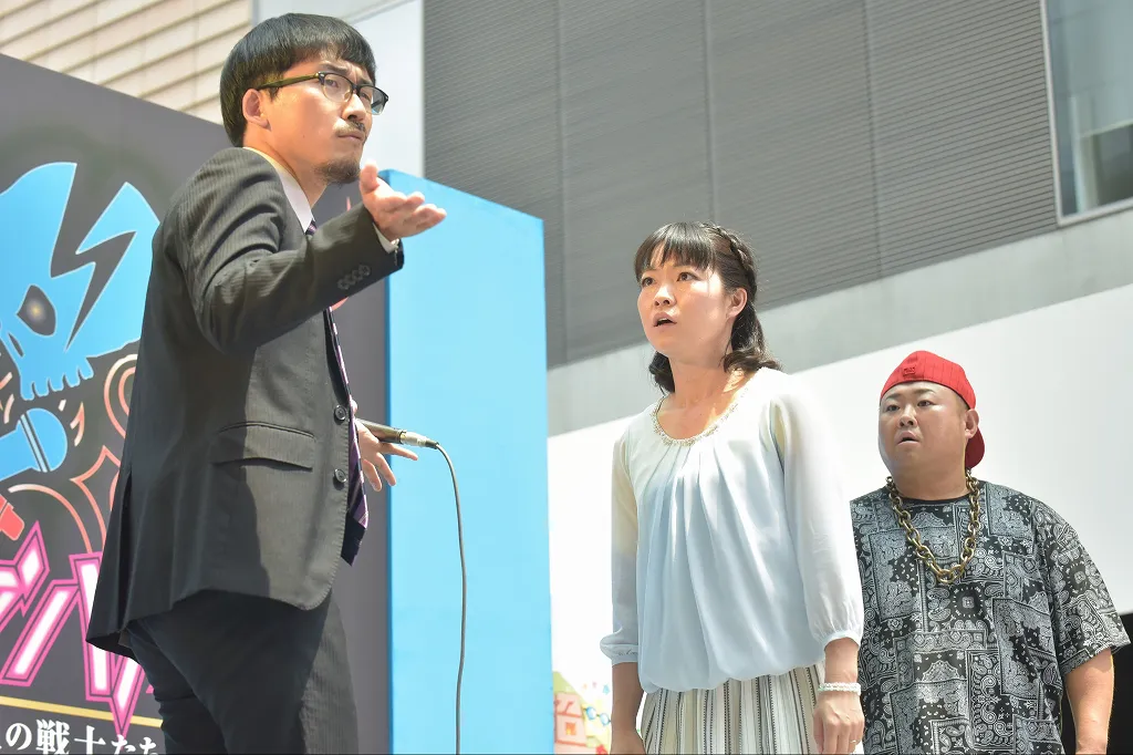「ウチの夫は仕事ができない」第4話で共演を果たした脇知弘、イモトアヤコ、人気ラッパーのDOTAMA(写真右から)