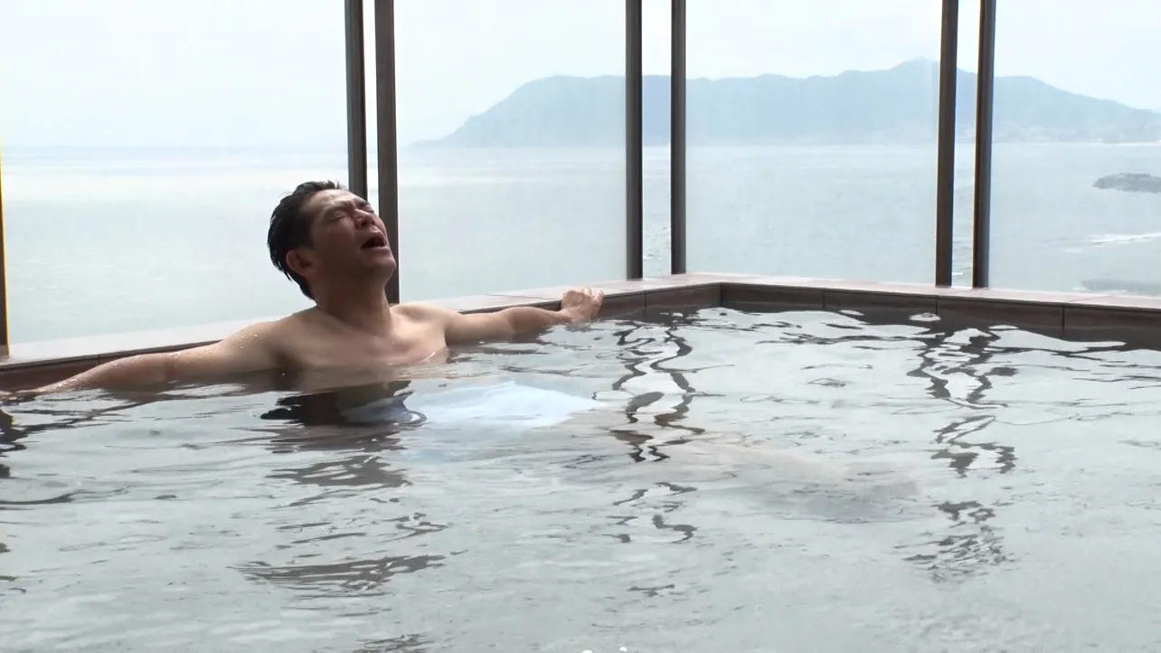 【写真】津軽海峡と函館山を一望できる温泉にとろけきる岡田