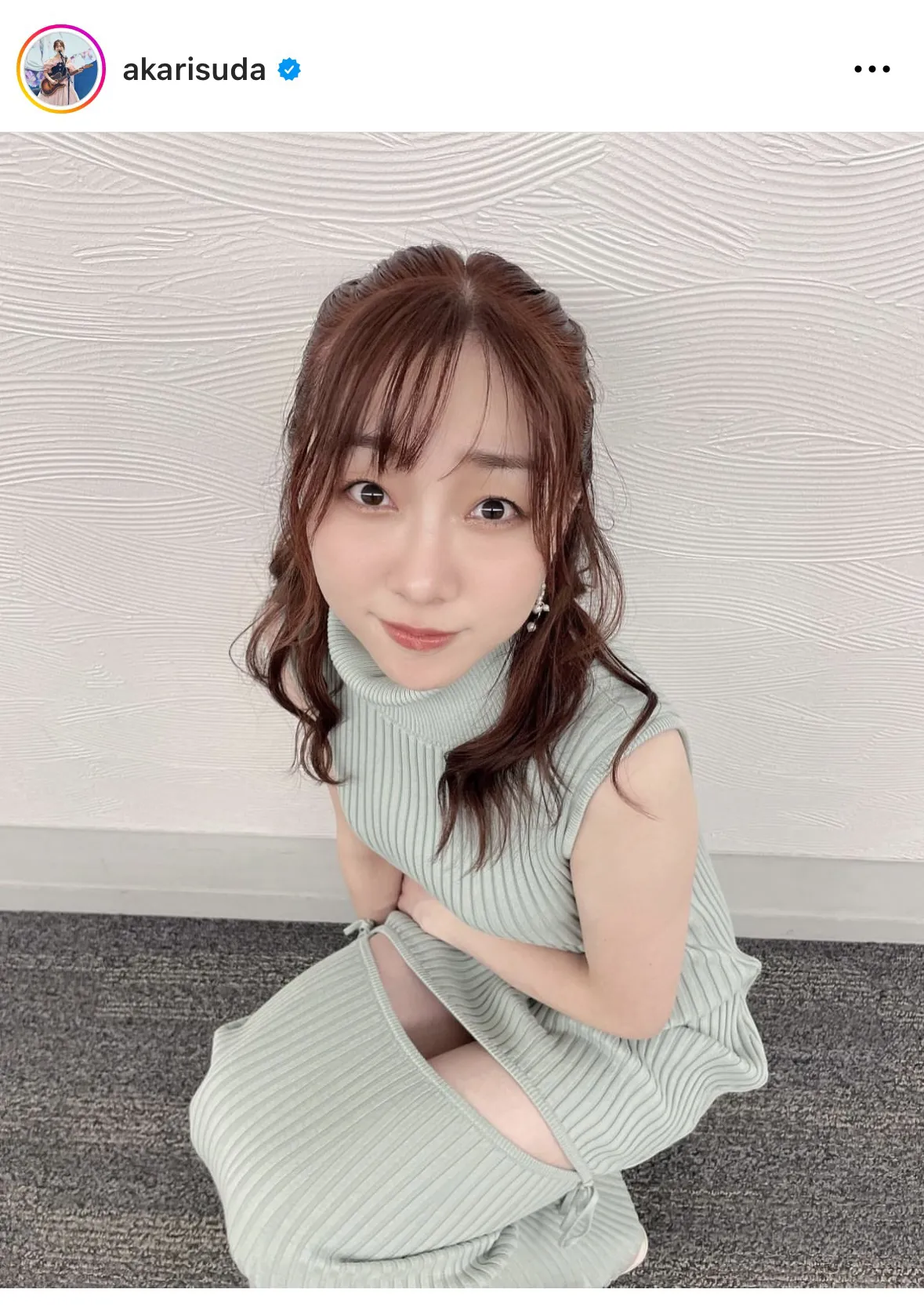 際どいところが空いてる…須田亜香里、太ももの付け根まで見えちゃいそうなニットワンピ姿