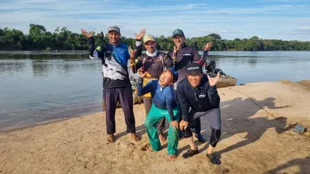 ドランクドラゴン・鈴木が念願のアマゾンで神秘の魚釣りに挑む 苦戦しながらも、最後はみんなで「カショーロ!わっしょい!」