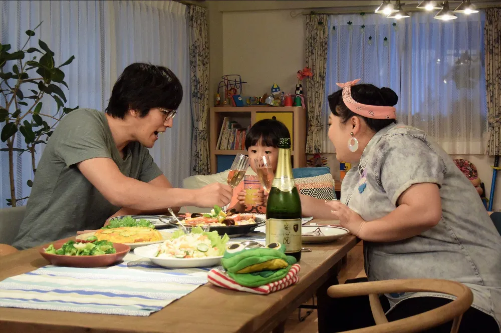 第2話では、再び家族3人で食卓を囲む風景も…