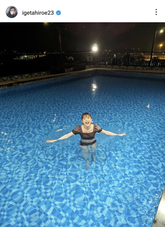 【写真】井桁弘恵、ベトナムのプールで満面の笑みを浮かべるオフショット