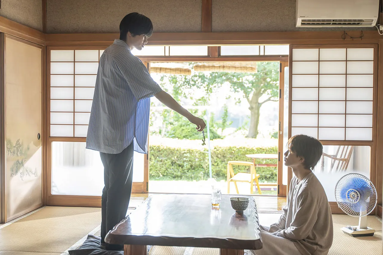 【写真】湊(草川拓弥)に合鍵を返す慎太郎(西垣匠)