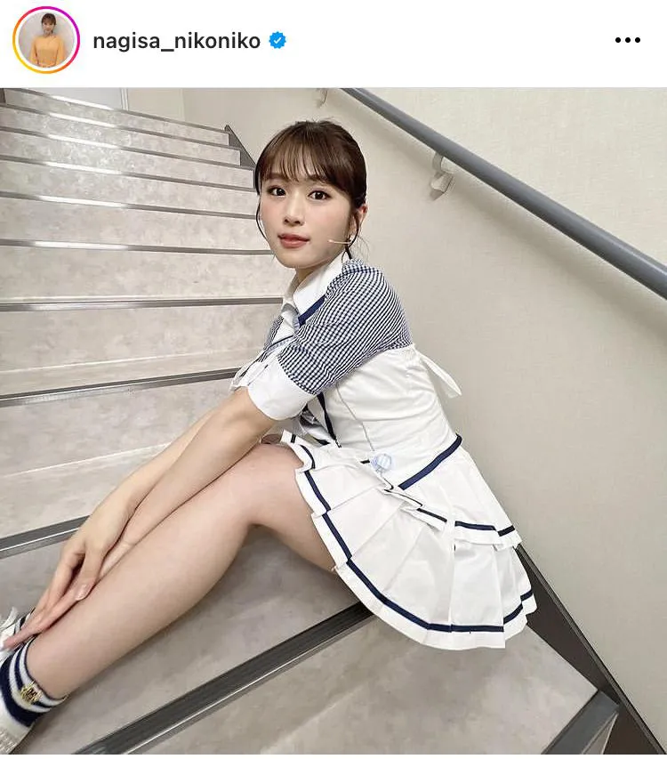 ミニスカ衣装で階段に座る渋谷凪咲のギリギリショット