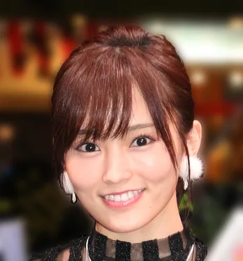 山本彩、色気溢れる網目のブラックニット姿を披露し「スタイル抜群」「何着ても可愛い」と反響