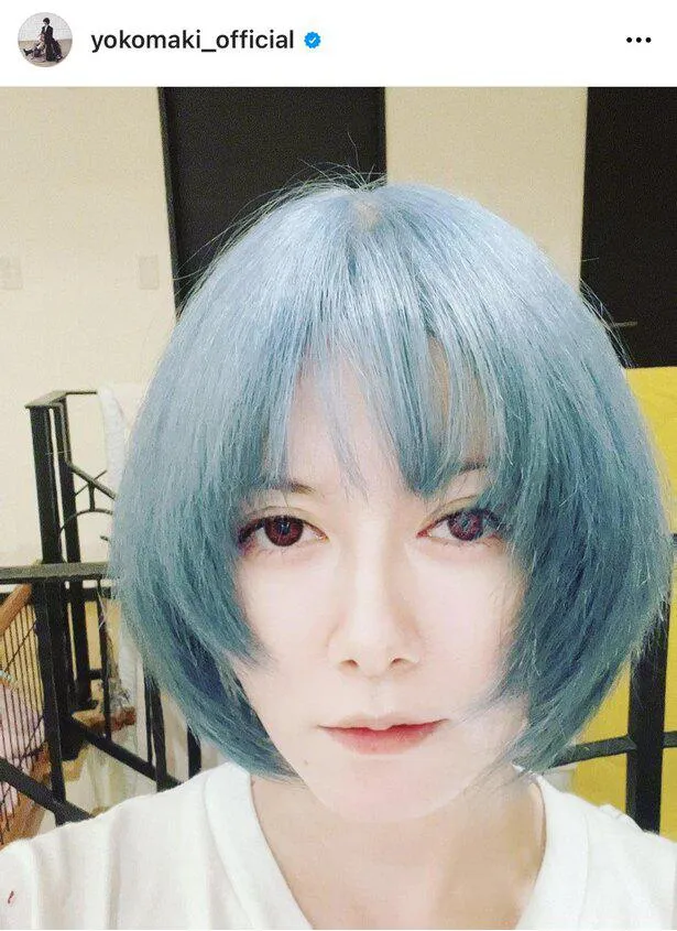 真木よう子、人形のように薄い青髪ショートヘア姿