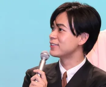 成田凌“魔王様”がデスクでキメ顔「うちの会社にもいたら…」「スマートすぎる」と反響＜転職の魔王様＞