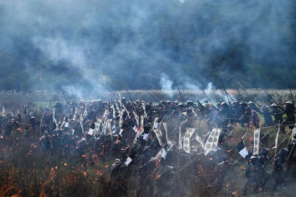 【写真を見る】あまりにもリアルなド迫力の合戦シーンも話題に！