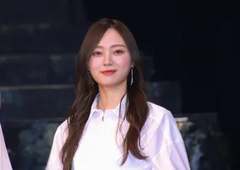 本家とのパワー…梅澤美波、ドラマで共演したなかやまきんに君と一緒に“パワー”を披露＜筋トレサラリーマン 中山筋太郎＞