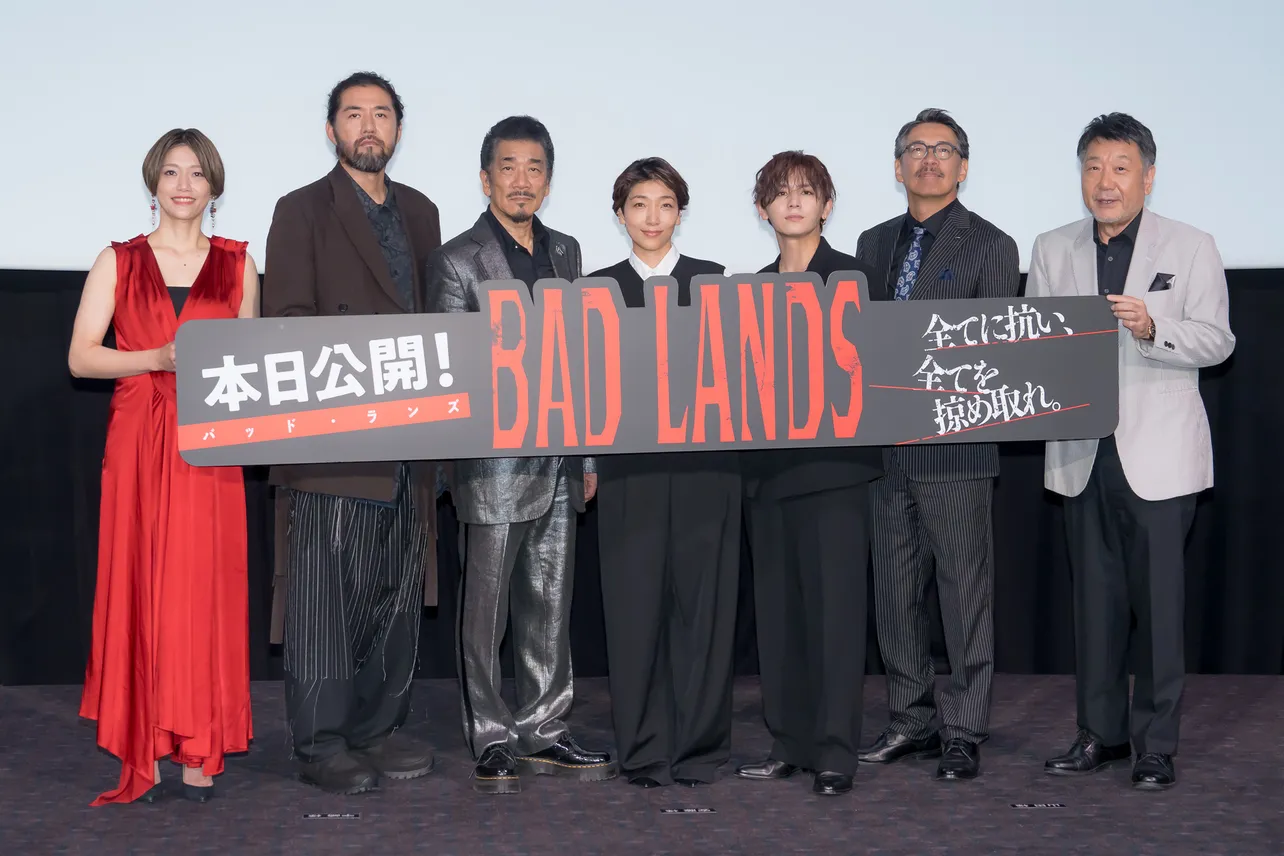 映画「BAD LANDS　バッド・ランズ」の初日舞台あいさつの様子