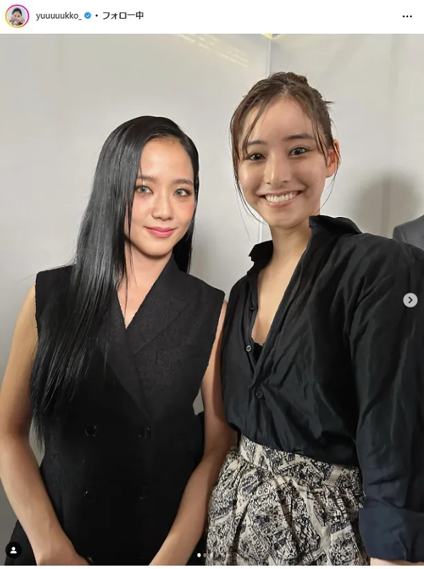 【写真】新木優子、胸元が深々と開いた衣装でBLACKPINK・ジスとツーショット