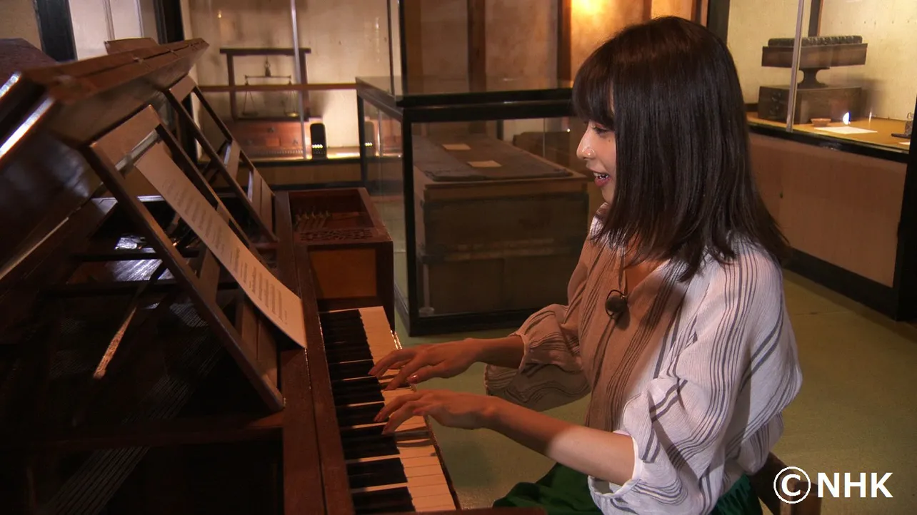 【写真を見る】加藤綾子は「アナウンサーより緊張します」とピアノを披露
