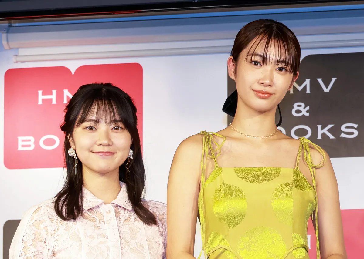 1st写真集発売記念イベントに登壇した咲田ゆな、瑚々(写真左から)