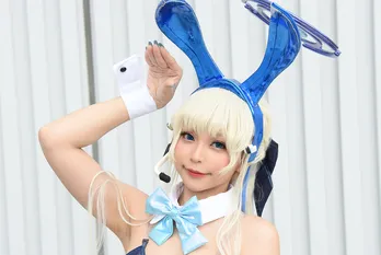 バニー衣装を着こなすタイ人「ブルアカ」コスプレイヤー「色、質感、曲がり具合にこだわった“ウサ耳”を見て」<コミケ102>