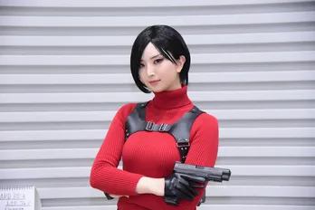 「バイオハザード RE:4」エイダに扮するコスプレイヤー「レザークラフトでホルスターなどは自作しました」＜コミケ102＞