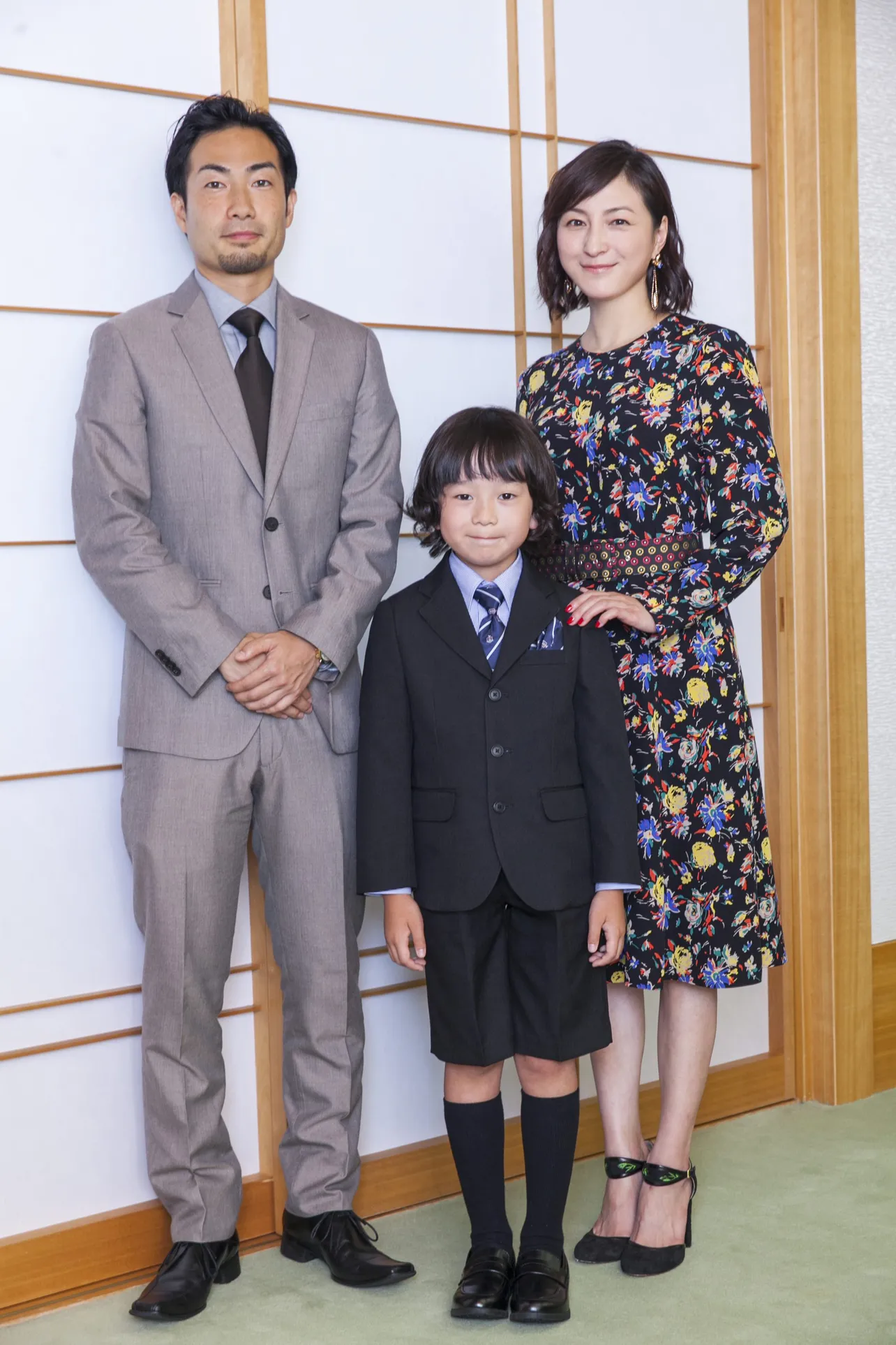 （写真右から）「ドラマW　稲垣家の喪主」に出演した広末涼子と金成祐里。プロデューサーの堤口敬太。