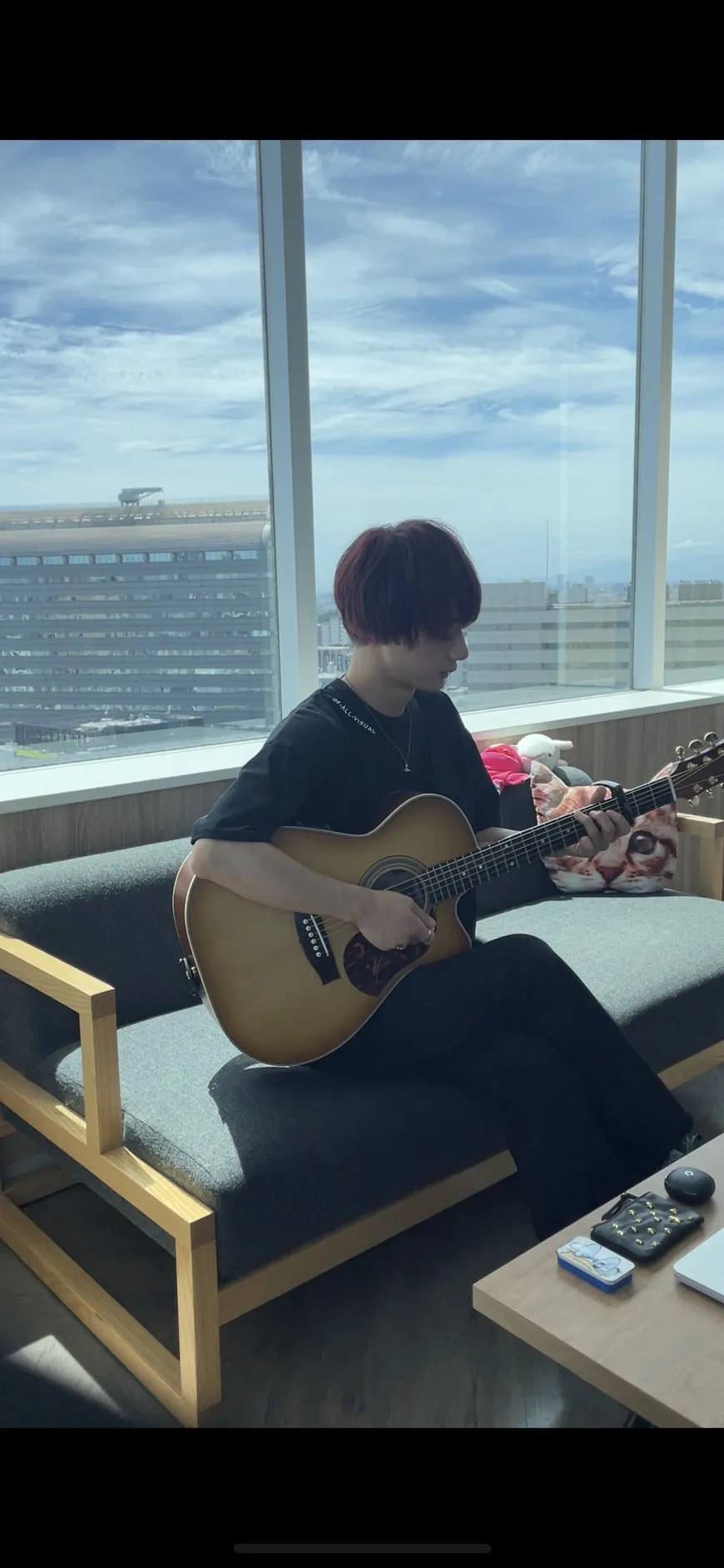 【写真】ギターを携えて弾き語りをする相沢勇仁