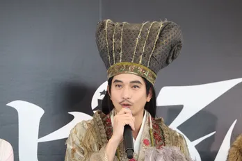 「何とも言えない表情…」向井理“孔明”がクラブシーンのオフショットで“電池切れ”「逆にホッとする笑」と反響<パリピ孔明>