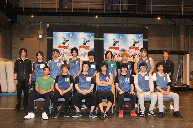 超体感ステージ「キャプテン翼」の囲み取材に出席した全日本ジュニアユース選手・監督・コーチ役キャストと、総合演出のEBIKEN