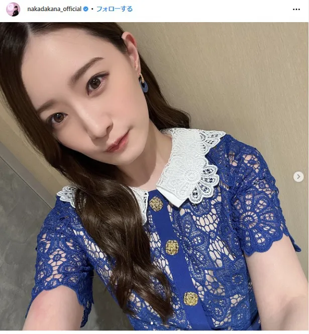 中田花奈、お姫様のように上品な青いレースのシャツで笑顔 