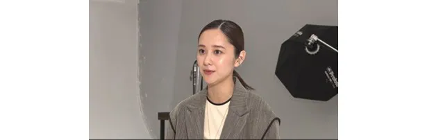 堀田真由がインタビューに答える